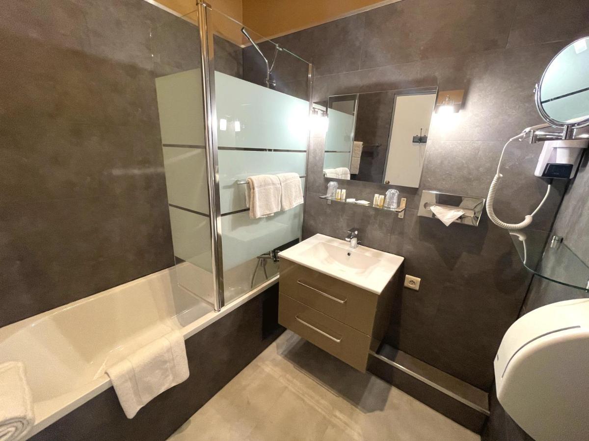 Royal Hotel نيم المظهر الخارجي الصورة