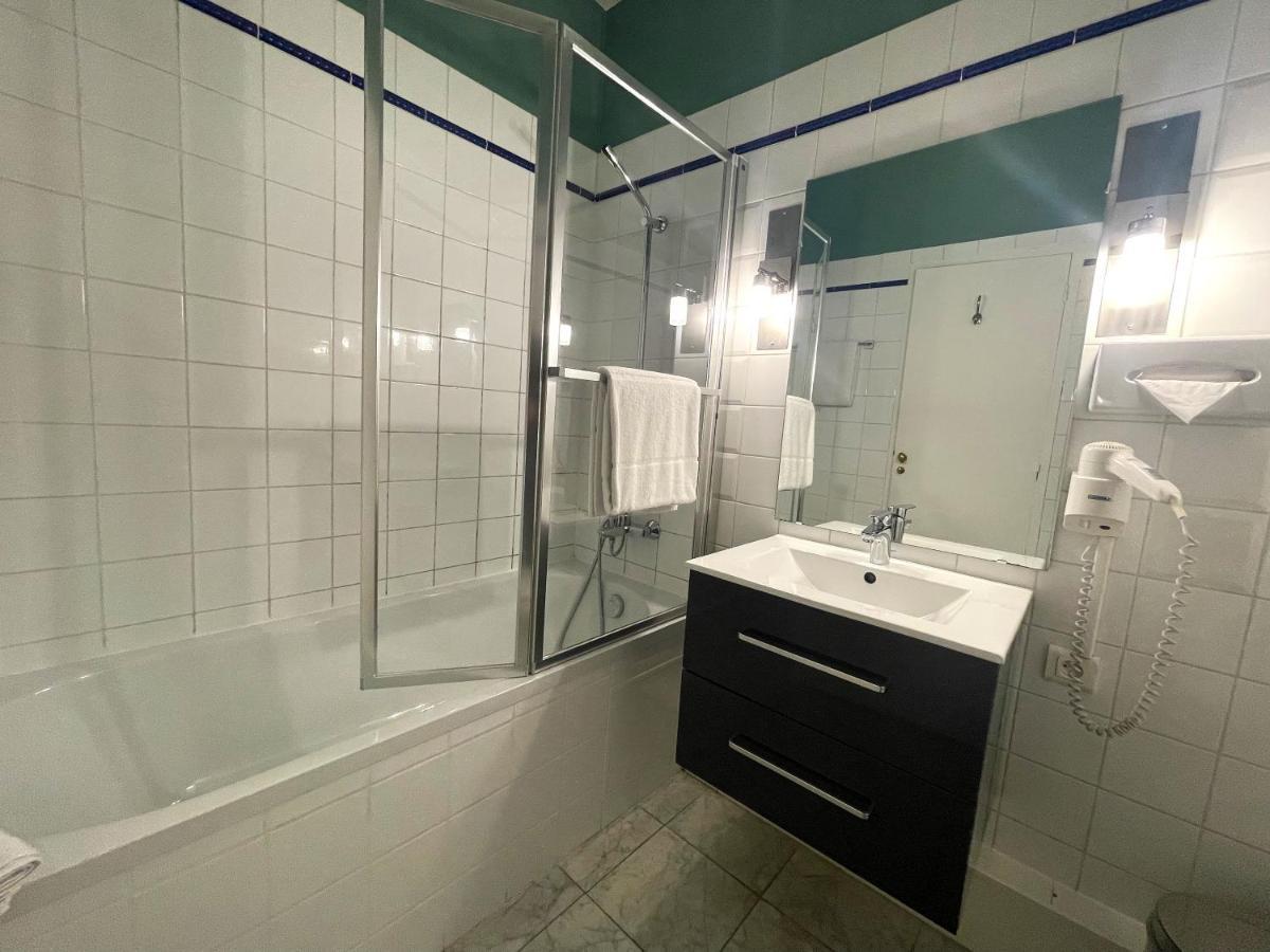Royal Hotel نيم المظهر الخارجي الصورة