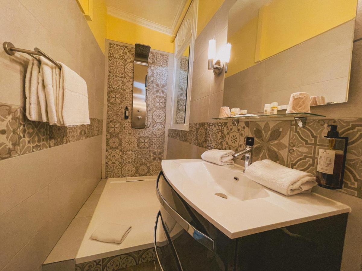 Royal Hotel نيم المظهر الخارجي الصورة