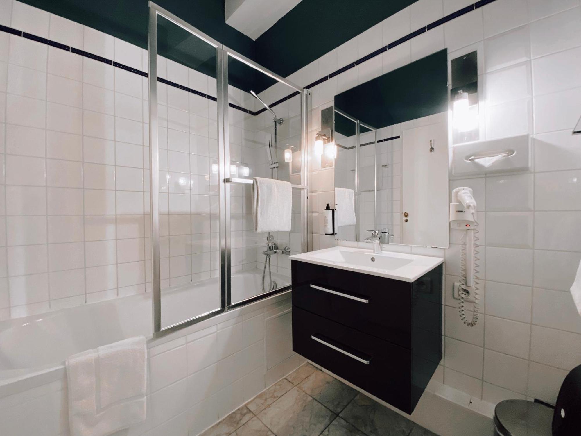 Royal Hotel نيم المظهر الخارجي الصورة
