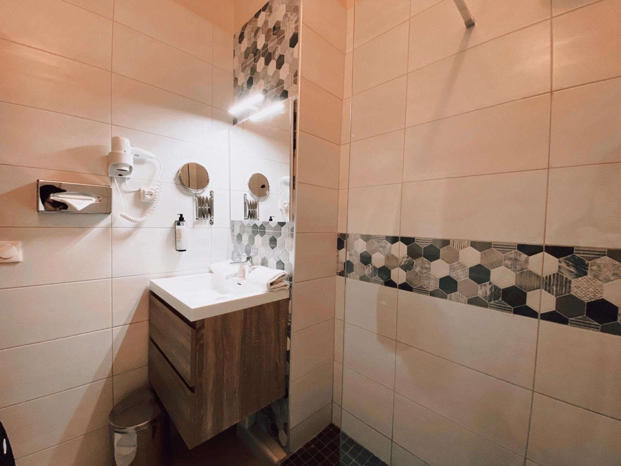 Royal Hotel نيم المظهر الخارجي الصورة