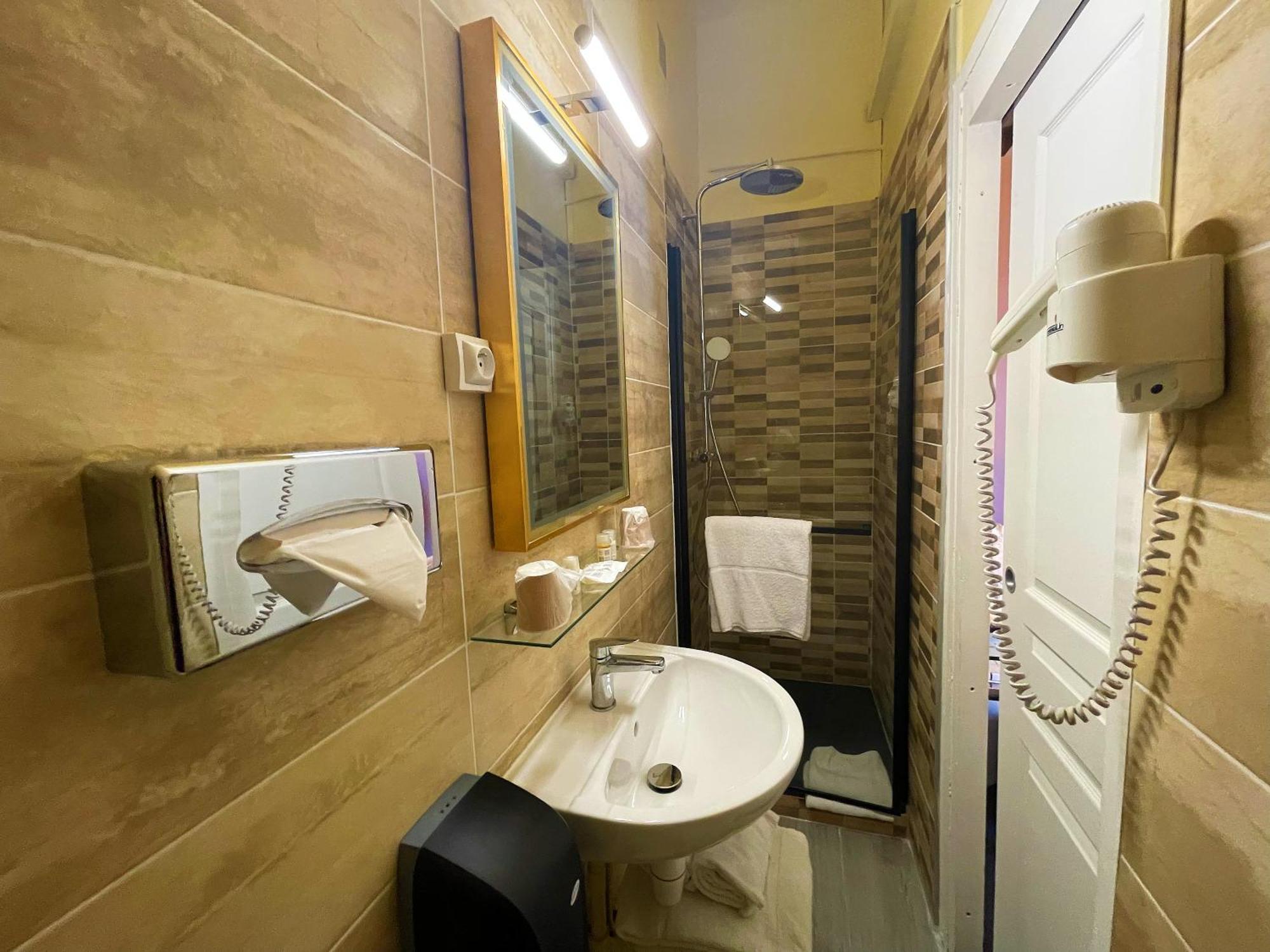 Royal Hotel نيم الغرفة الصورة