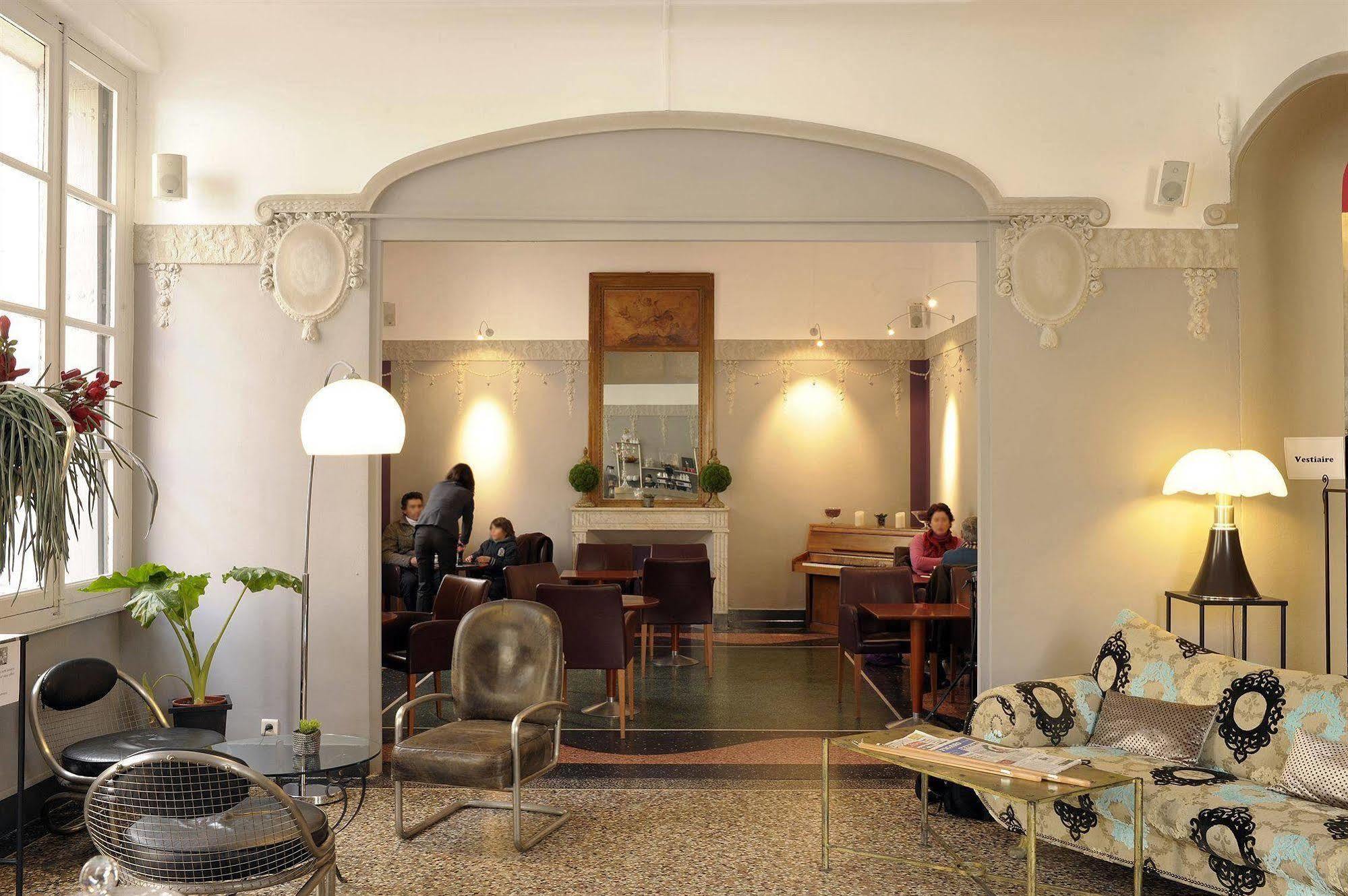 Royal Hotel نيم المظهر الخارجي الصورة